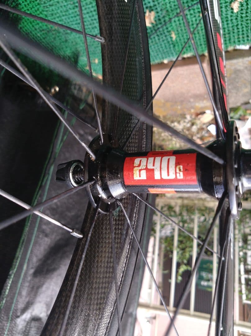 タイヤホイールスプロケ前後で2.3kg 超軽量FFWD F4R カーボンホイール