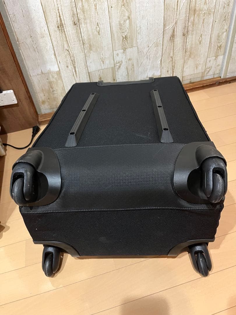 EASTPAK セミハードタイプ　キャリーバッグ　4輪　ブラック　中古品