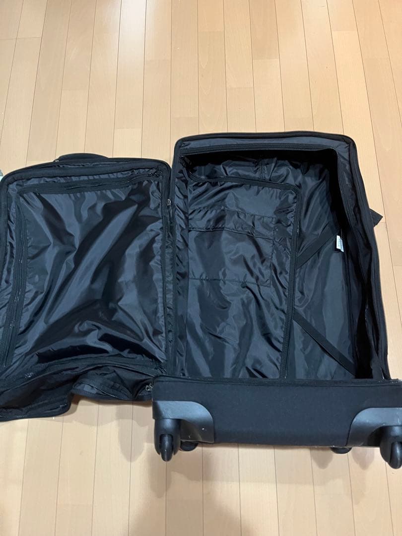 EASTPAK セミハードタイプ　キャリーバッグ　4輪　ブラック　中古品