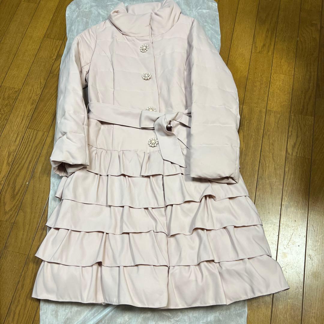 ギャラリービスコンティ　フリルダウンコート ピンク ビジューボタン