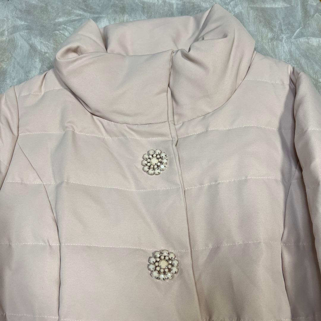 ギャラリービスコンティ　フリルダウンコート ピンク ビジューボタン