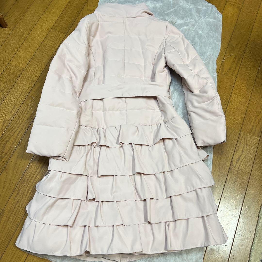 ギャラリービスコンティ　フリルダウンコート ピンク ビジューボタン