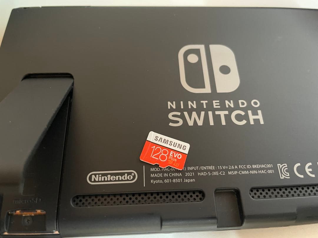 Nintendo Switch （Joy-Conなし、microSD付属）