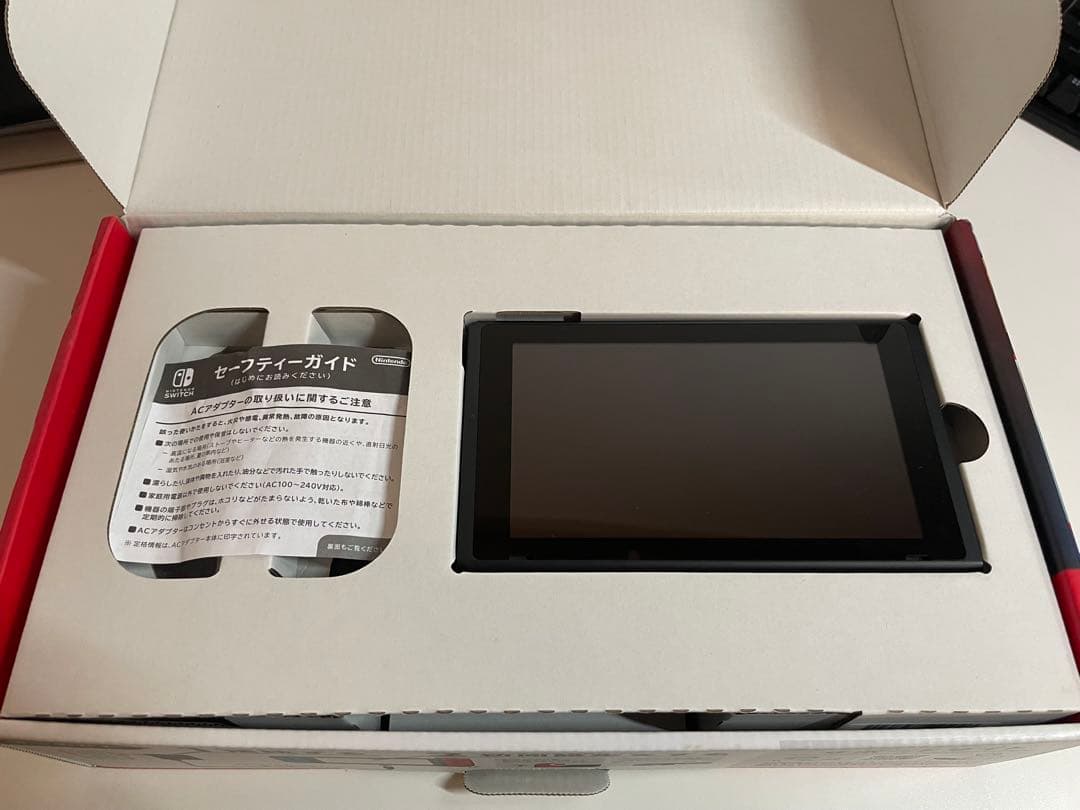 Nintendo Switch （Joy-Conなし、microSD付属）