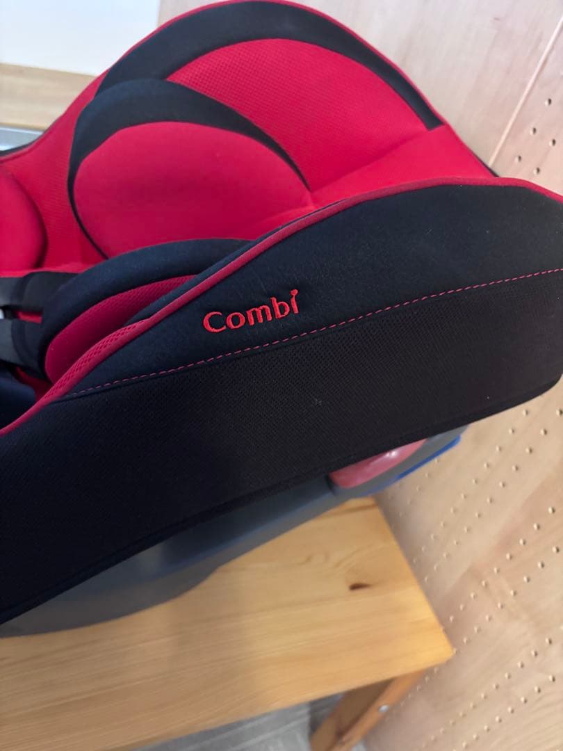 【美品】Combi 車用チャイルドシート 赤黒　ミニマグランデ