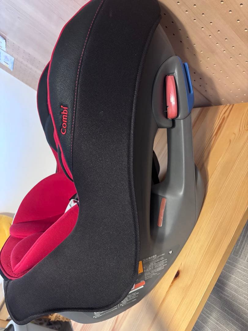【美品】Combi 車用チャイルドシート 赤黒　ミニマグランデ