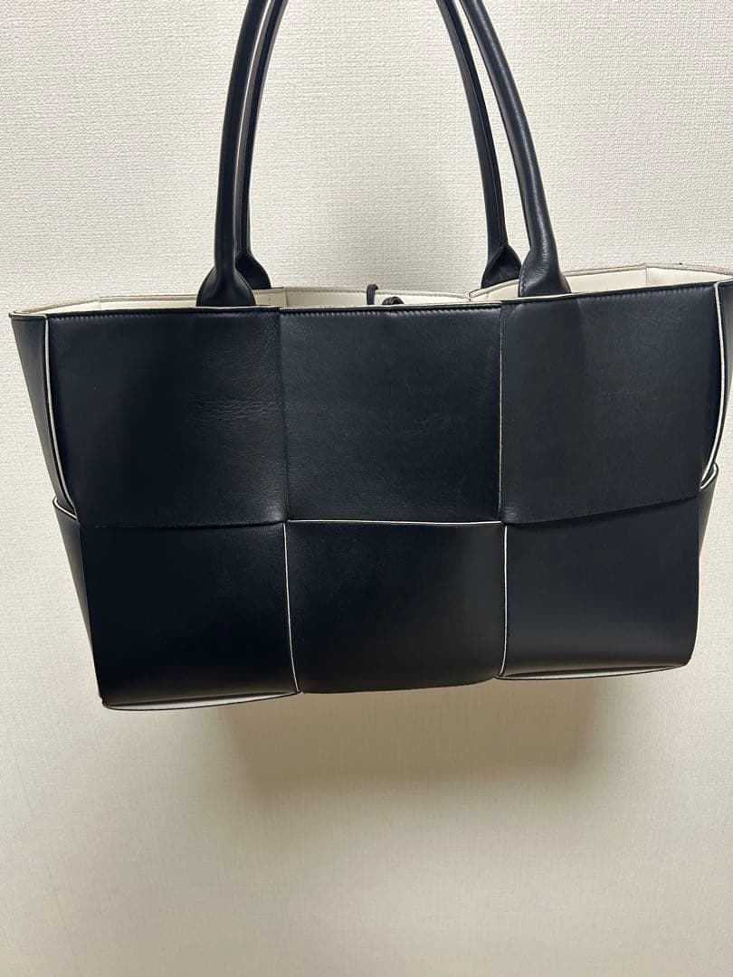 BOTTEGA VENETA ブラックレザーバッグ