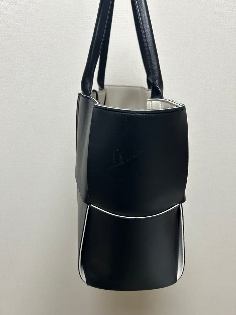 BOTTEGA VENETA ブラックレザーバッグ