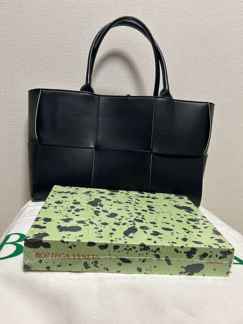 BOTTEGA VENETA ブラックレザーバッグ