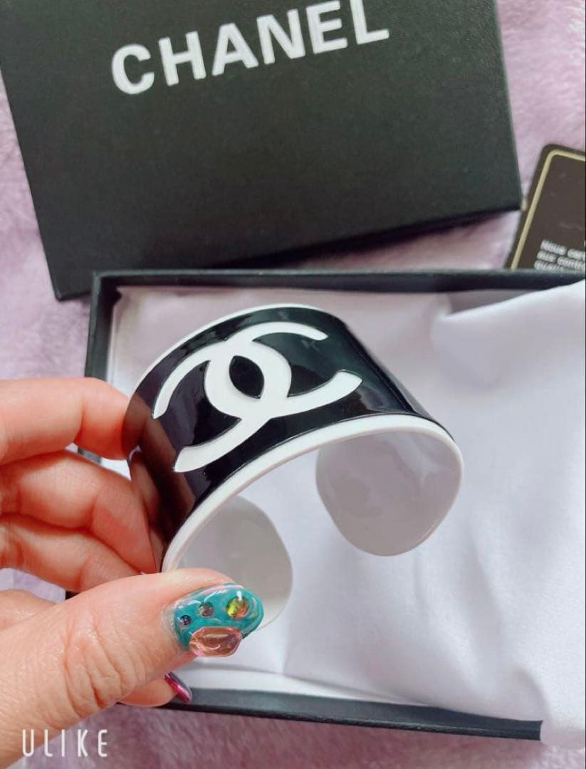 CHANEL マーク入り バングル ブレスレット ブラック