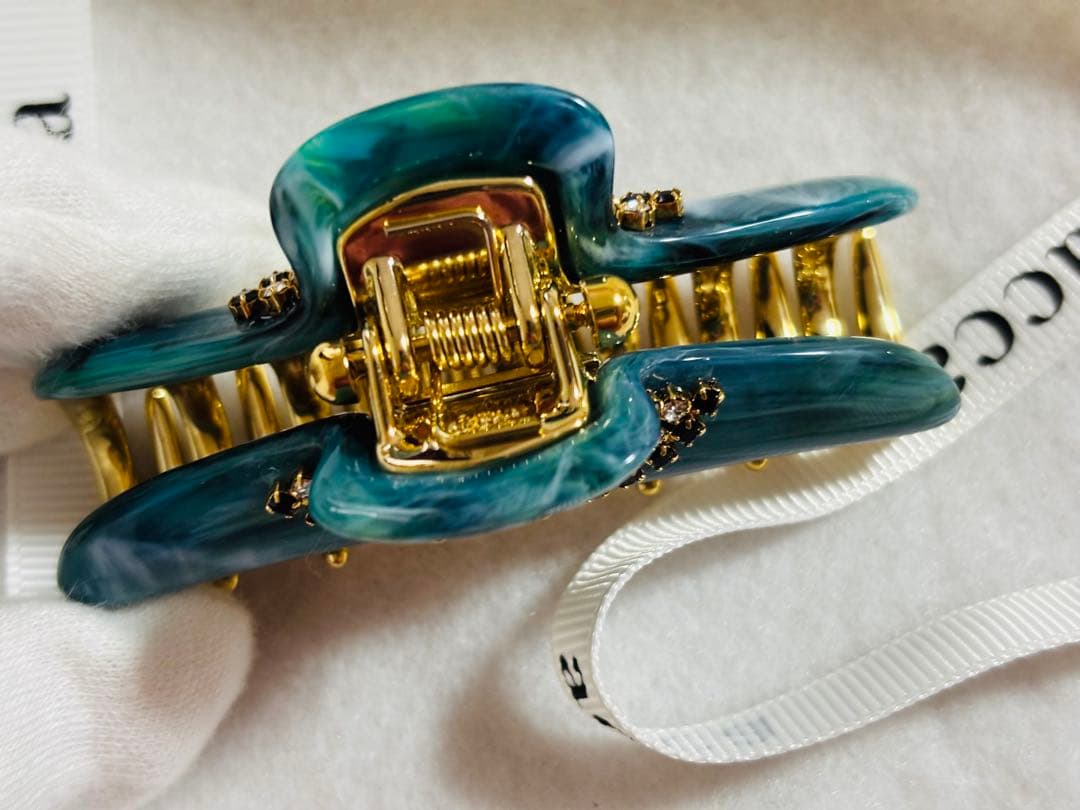 【極美品】アッカ acca クリップ スワロフスキー 三連　マーブル 青緑