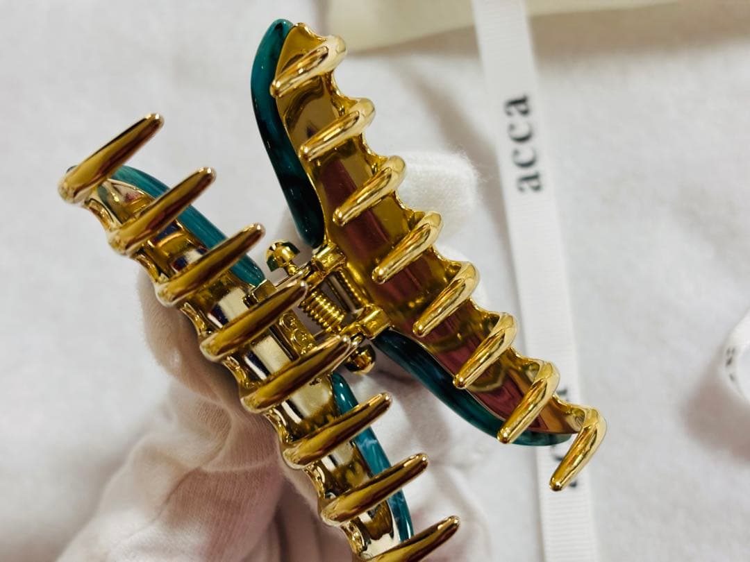 【極美品】アッカ acca クリップ スワロフスキー 三連　マーブル 青緑