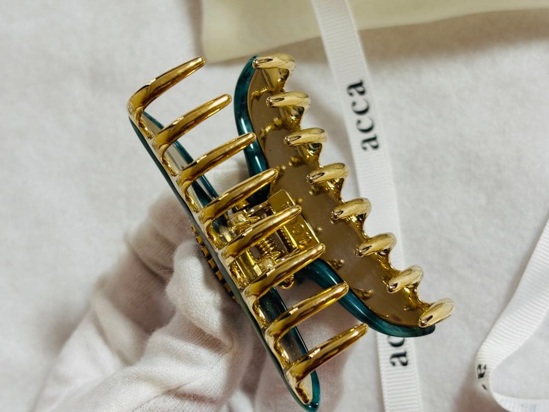 【極美品】アッカ acca クリップ スワロフスキー 三連　マーブル 青緑