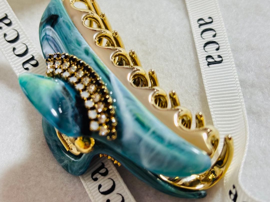 【極美品】アッカ acca クリップ スワロフスキー 三連　マーブル 青緑