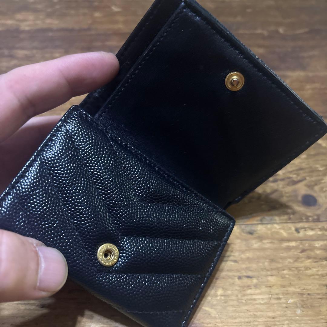 YSLのブラック二つ折り財布