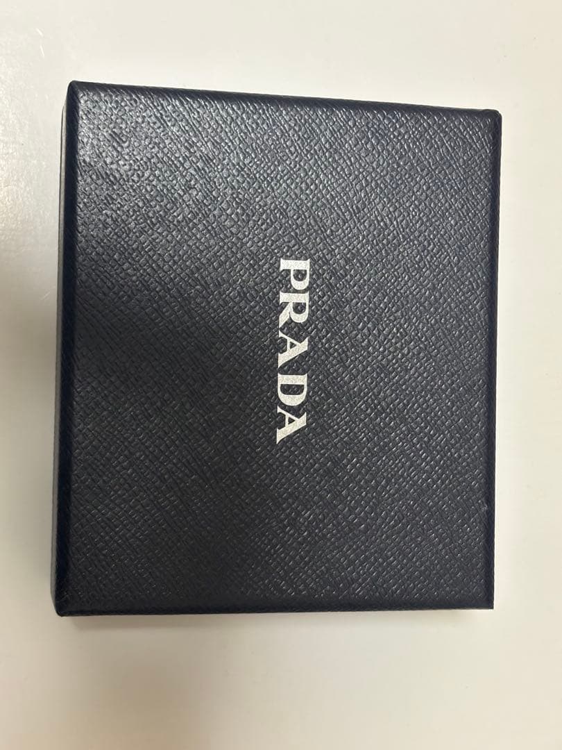 ✨極美品✨PRADA プラダ 二つ折り財布 三角プレート ブラック