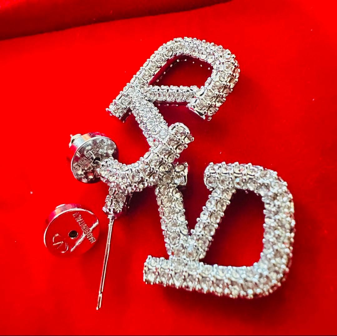 VALENTINO シグネチャー クリスタル ピアス