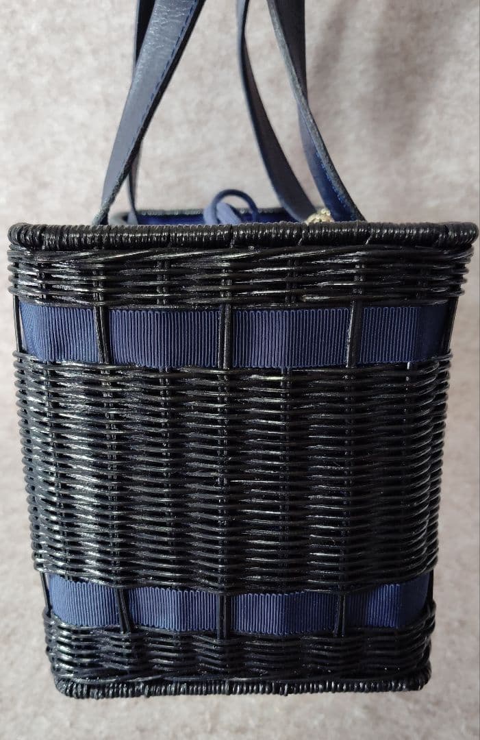 【3573】TOCCAラタン 巾着 カゴバッグ リボンチャーム ネイビー