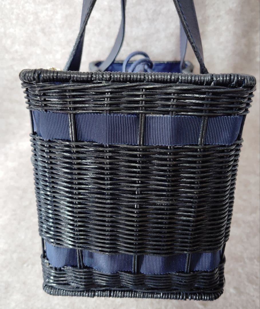 【3573】TOCCAラタン 巾着 カゴバッグ リボンチャーム ネイビー