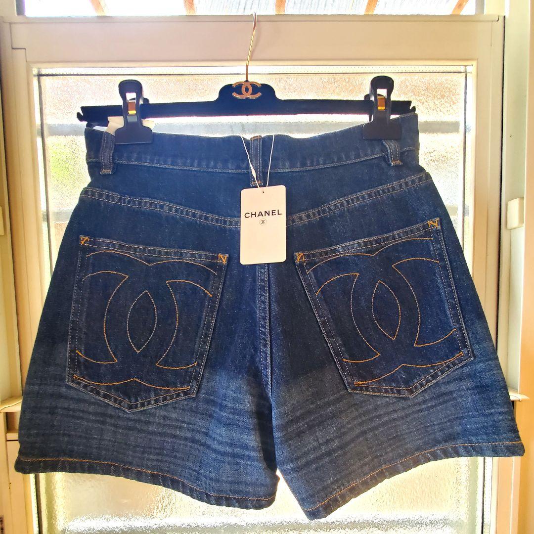 レア!未使用　CHANEL ロゴステッチ　デニムショートパンツ 　34 シャネル