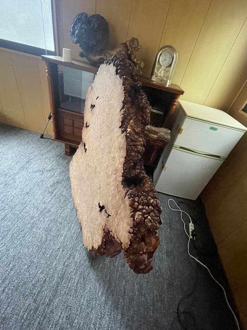 自然形状の木製テーブル