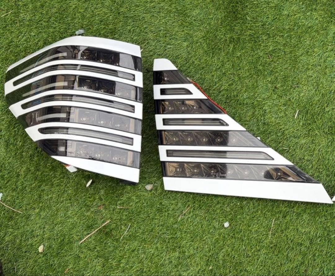 希少カラー アルファードヴェルファイア 20系 ヴァレンティ テールランプ