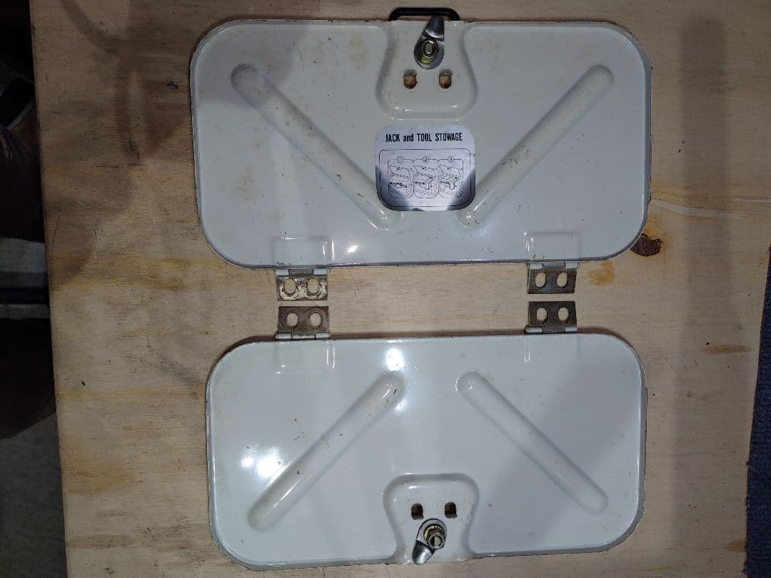 S30　フェアレディZ　リヤ工具箱リッド左右セット