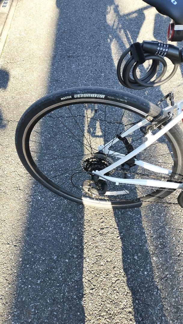 NESTOスポーツバイク ホワイト DETONATORタイヤ700✖32c