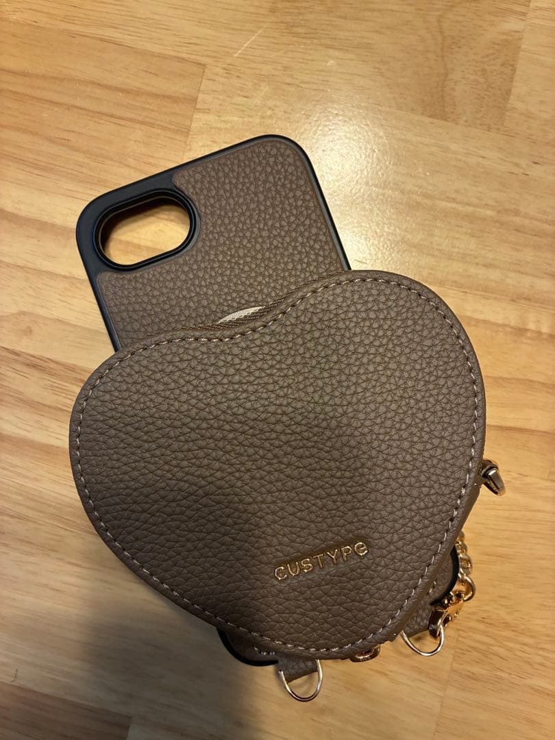 Custype ハート型 iPhone16eケース ブラウン(モカ)