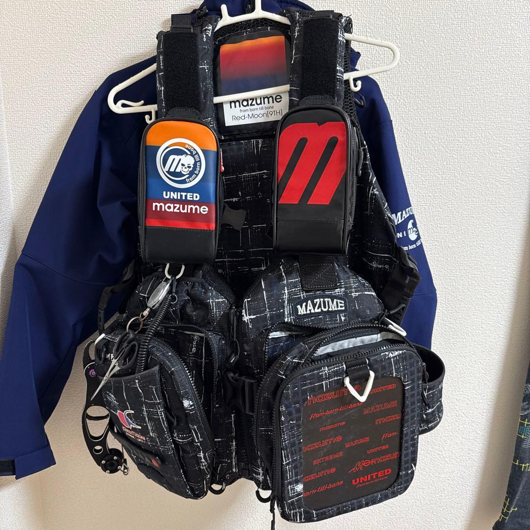 MAZUME フィッシングベスト ブラック/レッド