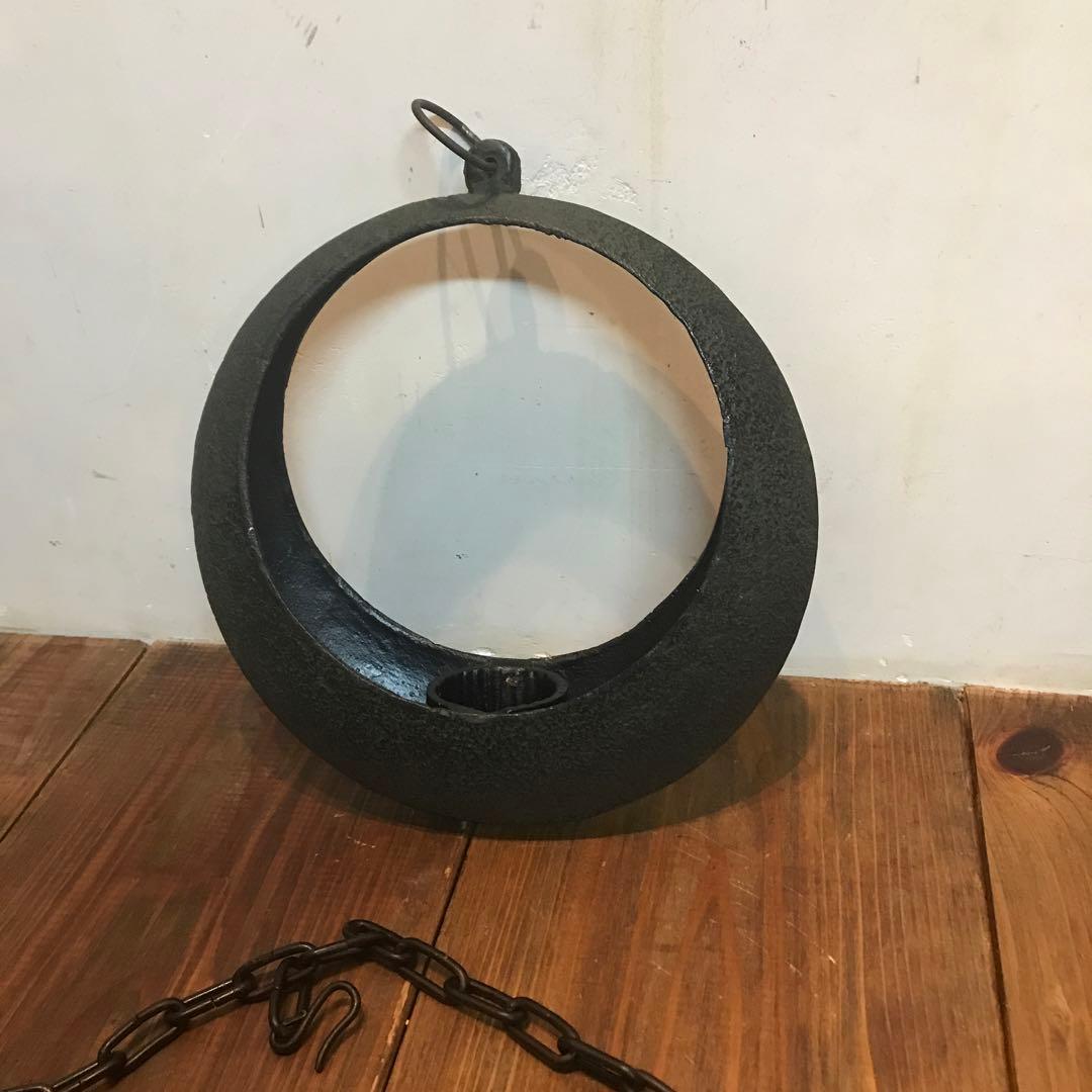 美品　金属製　花器　吊るし　満月型　 落ち着いたデザインが上品な　花道