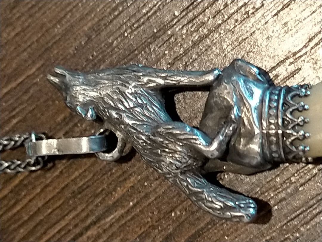 狼と牙のネックレス