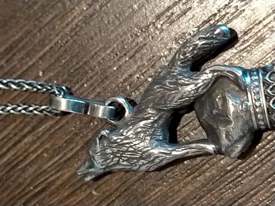 狼と牙のネックレス