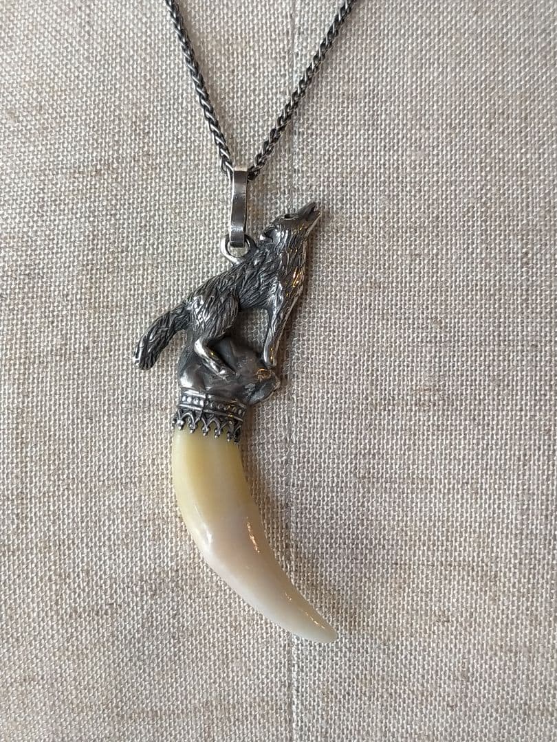 狼と牙のネックレス