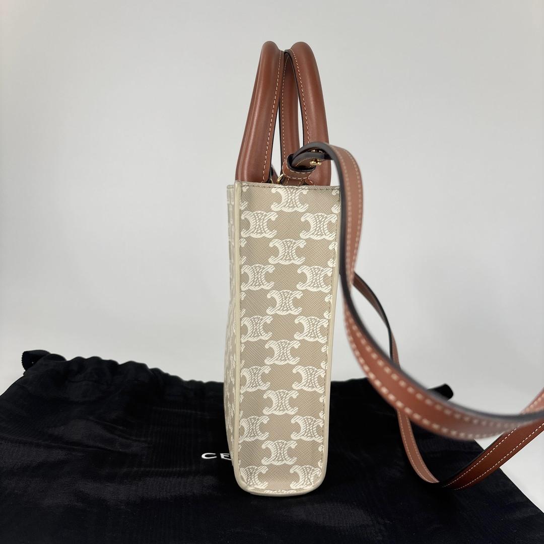 新品未使用 セリーヌ トリオンフ バーティカルカバ ショルダーバッグ レディース