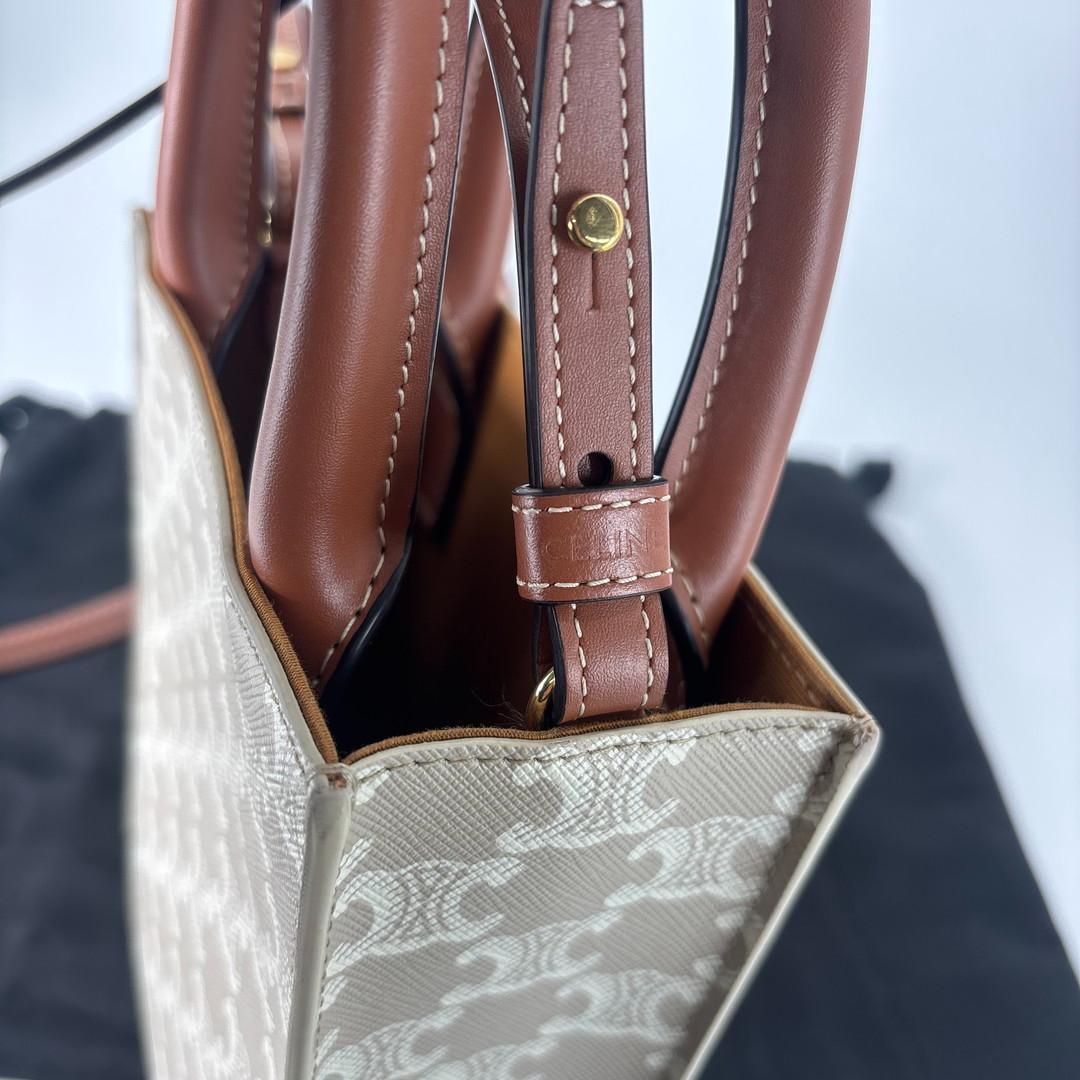 新品未使用 セリーヌ トリオンフ バーティカルカバ ショルダーバッグ レディース