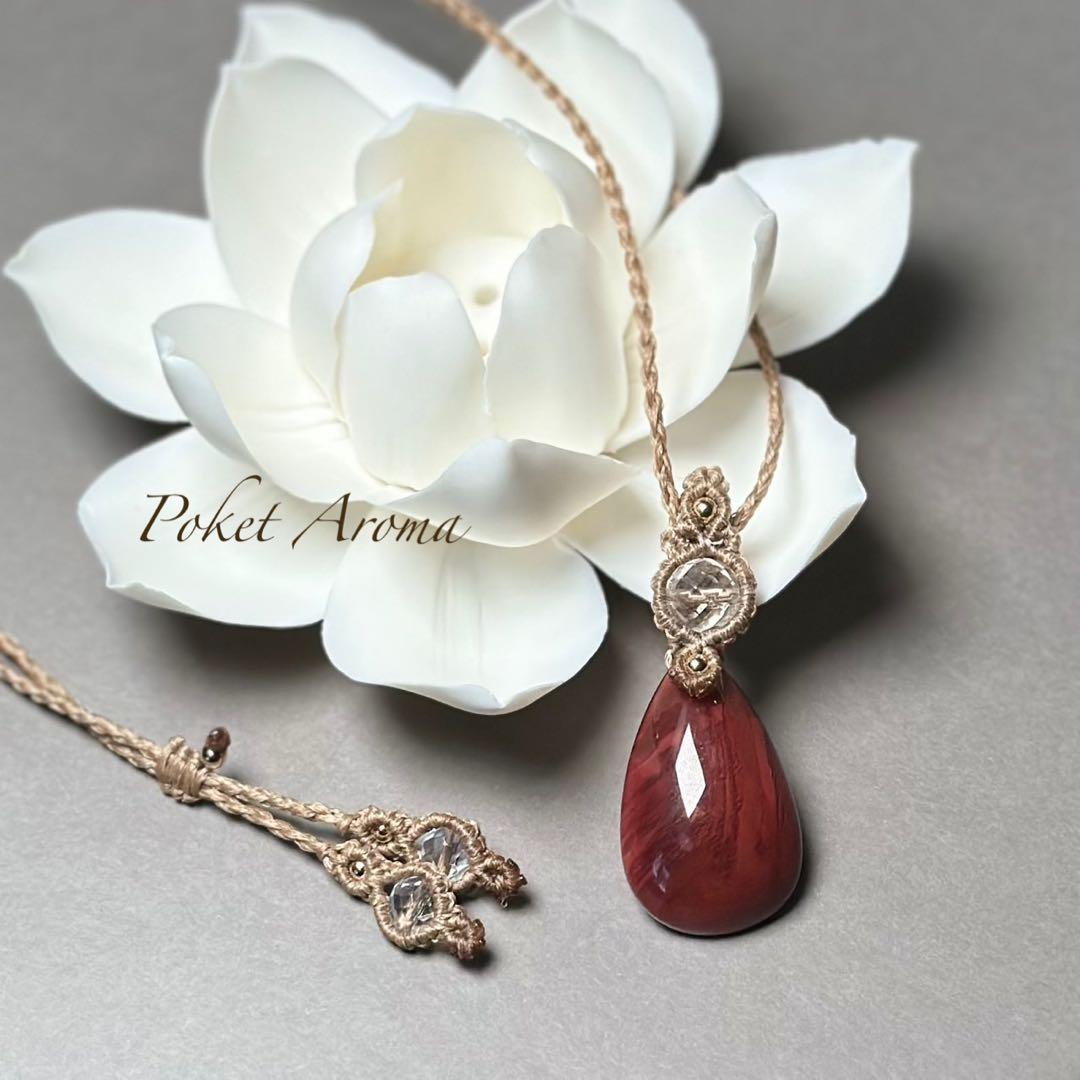 『紅景』アンデシンドロップと水晶のマクラメペンダントネックレス