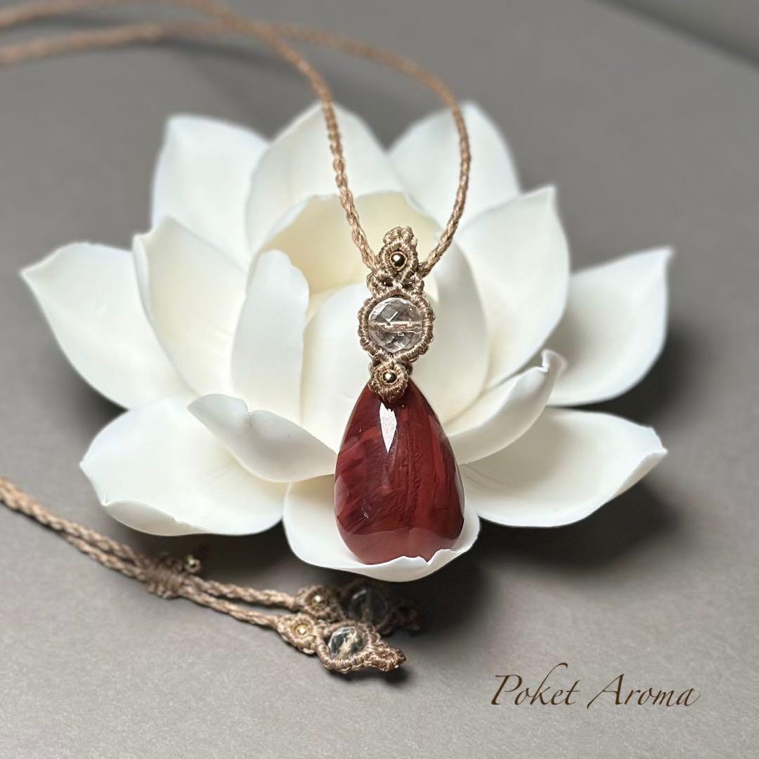 『紅景』アンデシンドロップと水晶のマクラメペンダントネックレス