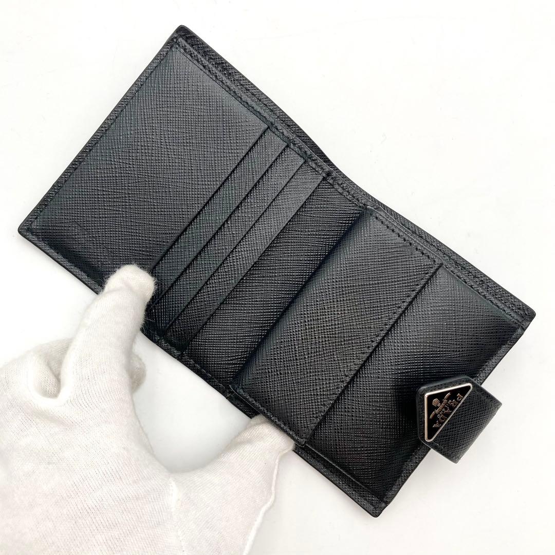 チェリ♡*⇝✨ PRADA サフィアーノタブ 二つ折り財布 黒 三角ロゴ