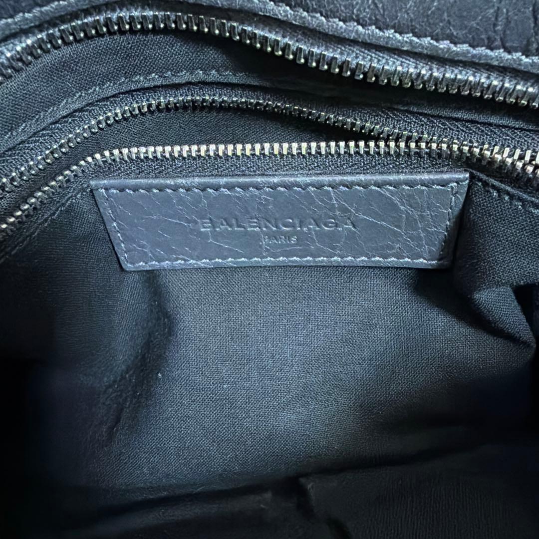 バレンシアガ　黒いレザーショルダーバッグ