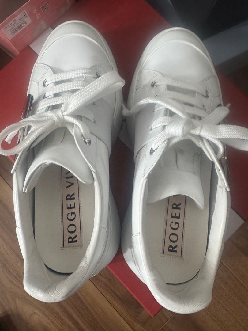 ロジェヴィヴェ　美品　スニーカー　24 37