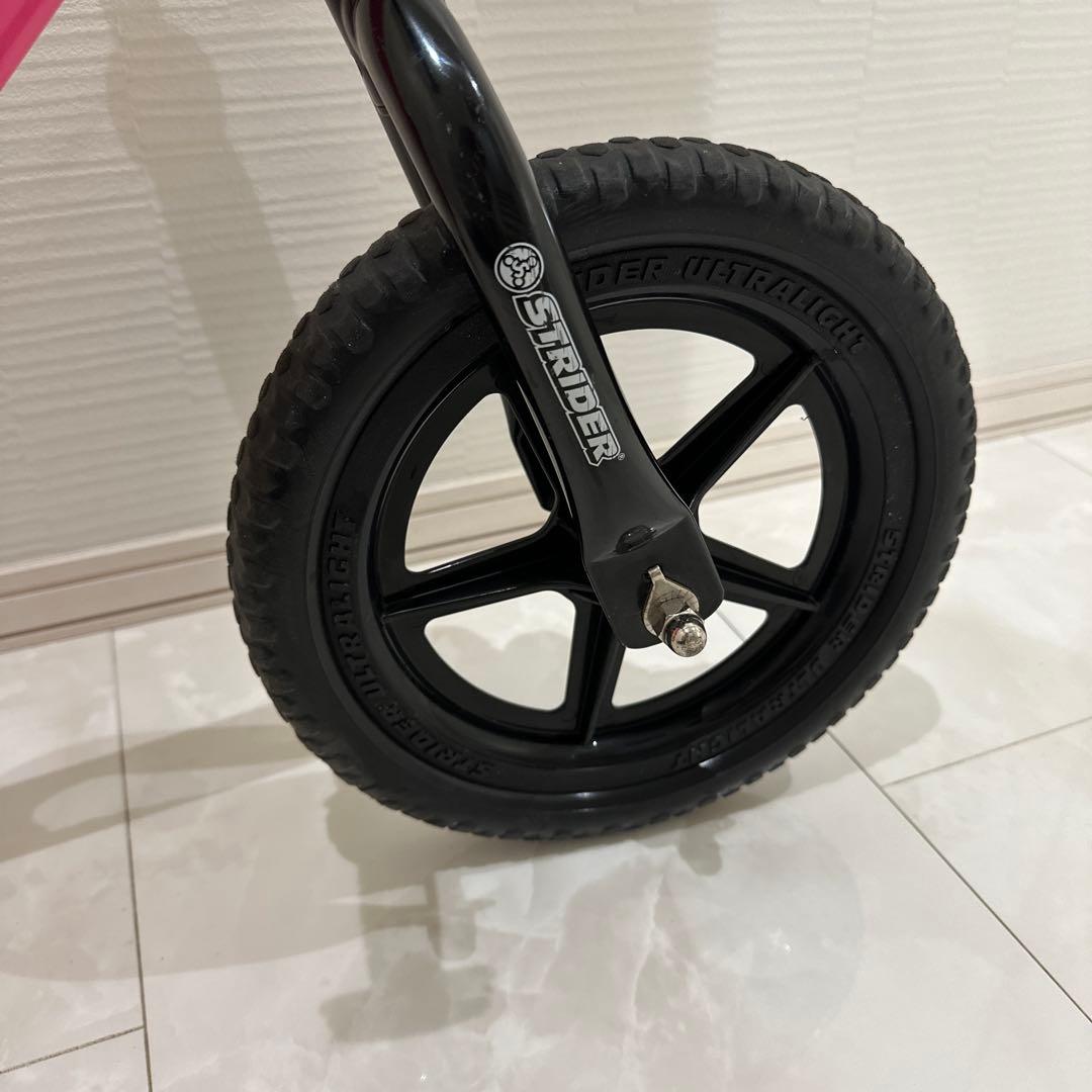 1日限定セール！！！ストライダースポーツピンク12インチ　ミニオンヘルメット付き