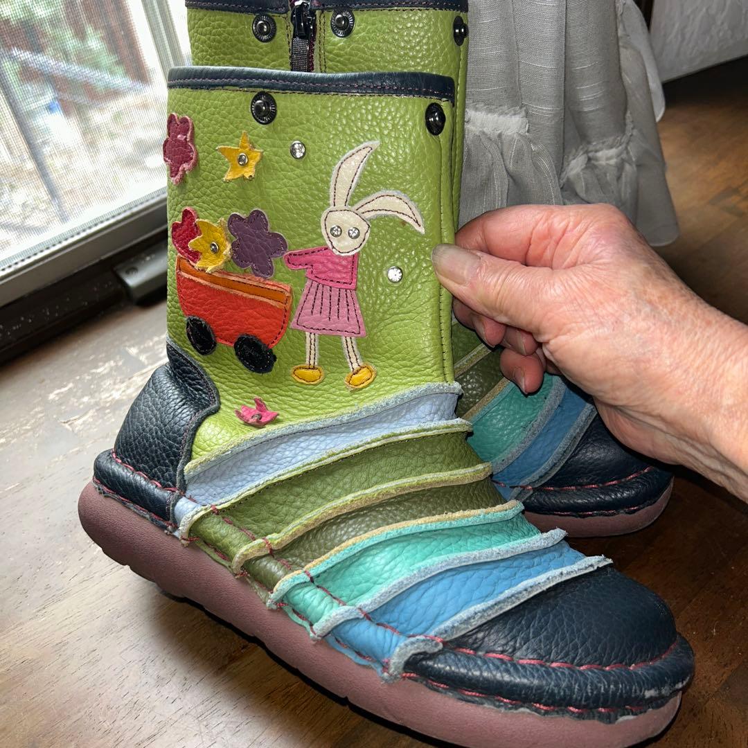 エスタシオンブーツ革のアップリッケ　グリーンとマルチカラー　Ｍ