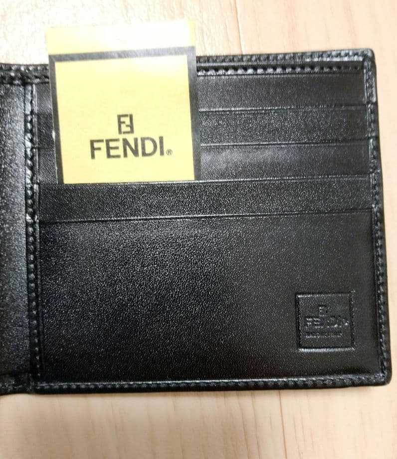 値下げ中！新品未使用 FENDI ブラック 二つ折り財布