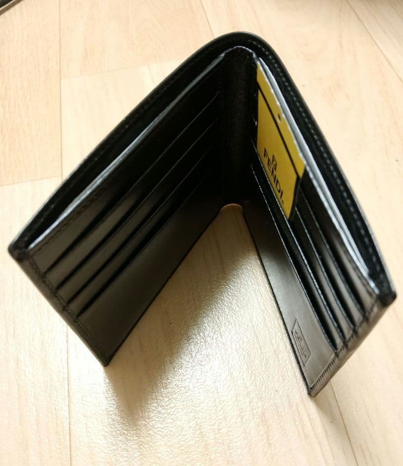 値下げ中！新品未使用 FENDI ブラック 二つ折り財布