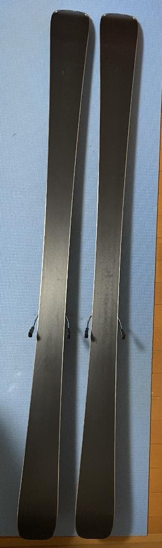 ROSSIGNOLのスキー板（160cm）とストック（115cm）