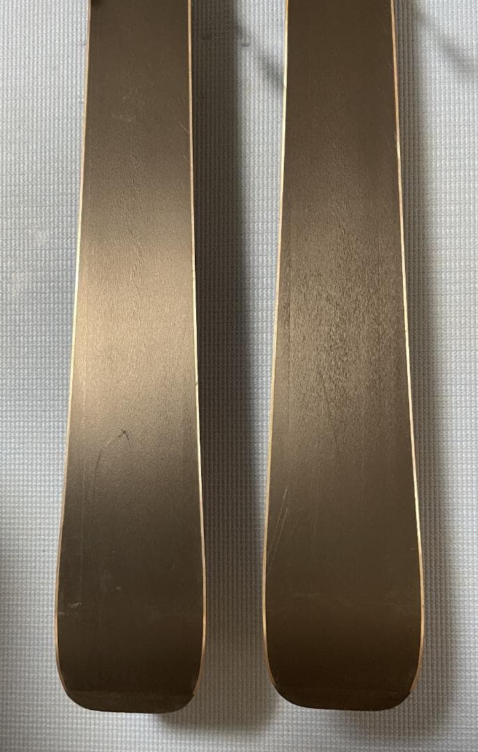 ROSSIGNOLのスキー板（160cm）とストック（115cm）