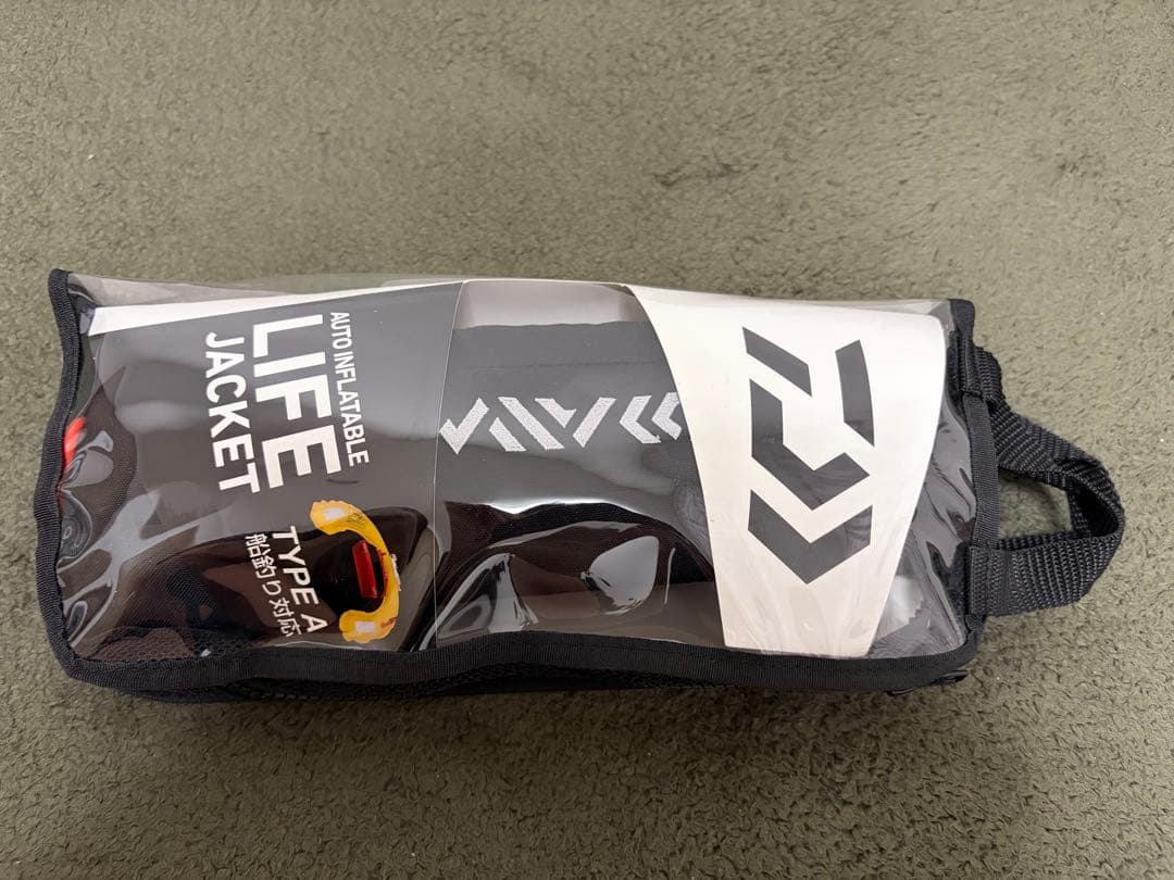 ダイワDF-2220コンパクトライフジャケット　新品ボンベ付き