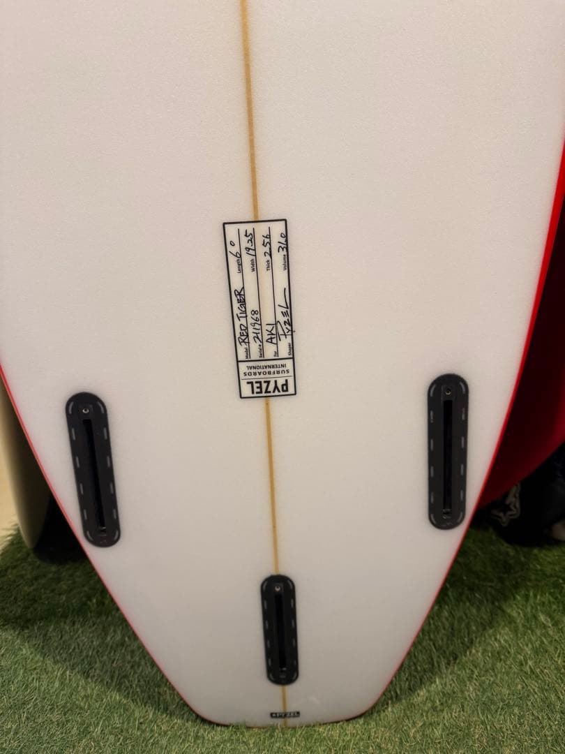 PYZEL REDTIGERショートボード
