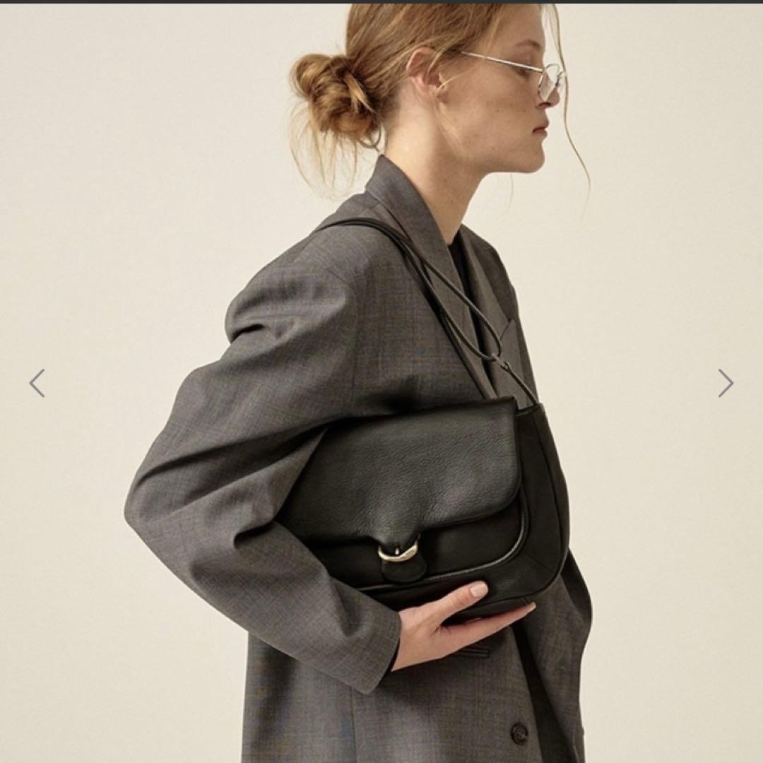 美品　ユルトYURT ブラック 韓国ブランド　黒 レザーショルダーバッグ